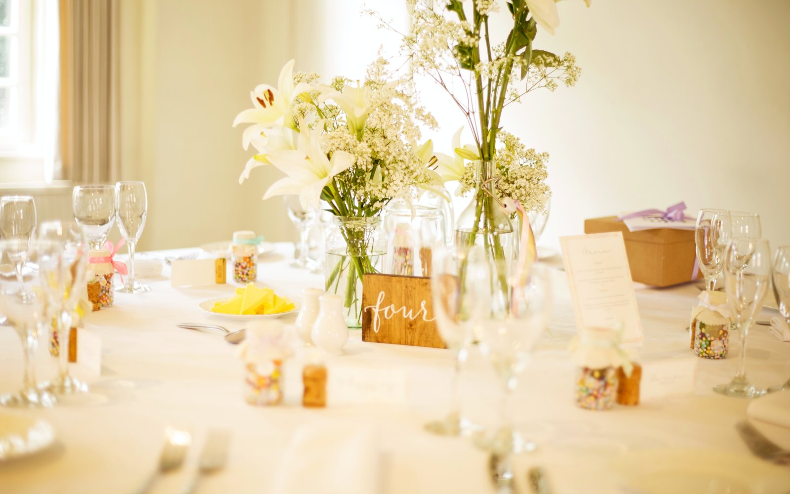 tavola matrimonio bianca con fiori freschi