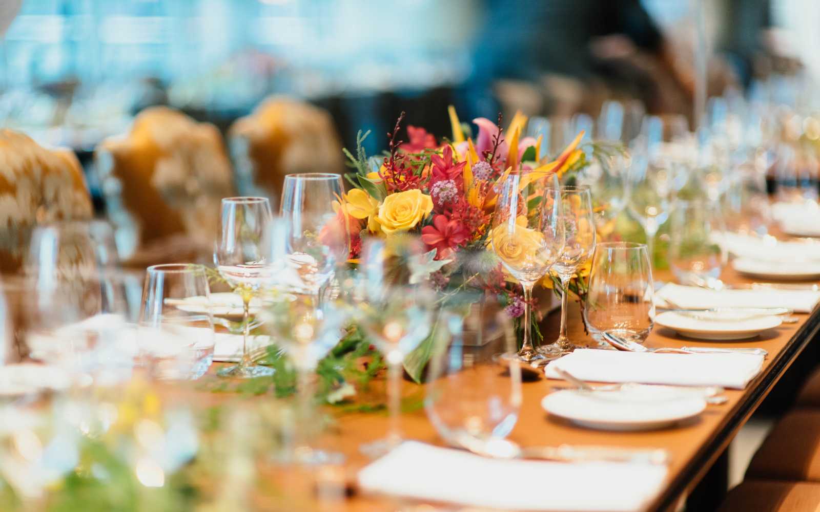 tavola allestita con fiori colorati per un matrimonio in campagna